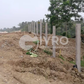 Proyek Pemasangan Kawat Duri Untuk Pembatas Jalan Tol